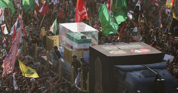 Xe chở quan tài của cố Lãnh tụ Tối cao Iran Ali Khamenei. (Ảnh: Reuters)