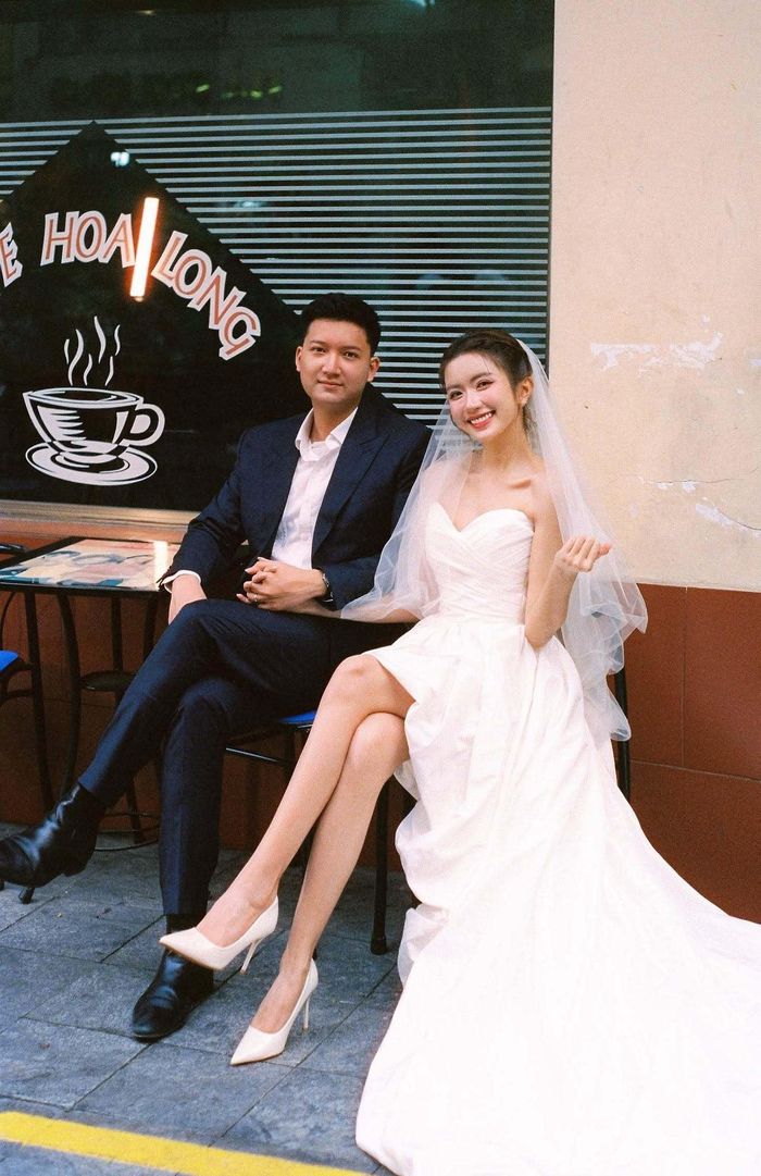 Không chỉ gây chú ý nhờ ngoại hình sáng và lối diễn tự nhiên, Ngọc Huyền còn được nhiều khán giả biết đến là cháu dâu của NSƯT Chí Trung. Cô kết hôn với Duy Minh - con trai của nghệ sĩ piano Phạm Quỳnh Trang - em gái ruột của NSƯT Chí Trung. 