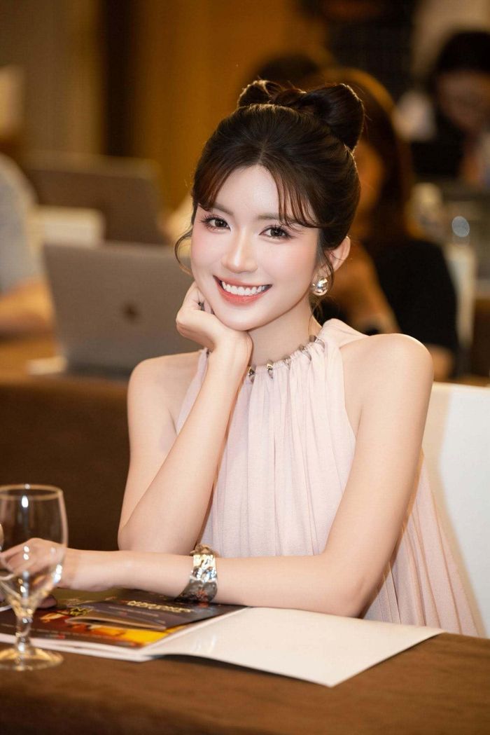 Là gương mặt quen thuộc của màn ảnh nhỏ VTV, Ngọc Huyền (sinh năm 1999) đã sớm chinh phục khán giả qua hàng loạt vai diễn ấn tượng. Tên tuổi của nữ diễn viên trẻ gắn liền với thành công của các bộ phim giờ vàng như “Thương ngày nắng về”, “Món quà của cha” hay “Dịu dàng màu nắng”.