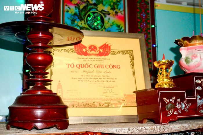 Bằng Tổ Quốc ghi công mang tên liệt sĩ Huỳnh Văn Quên.