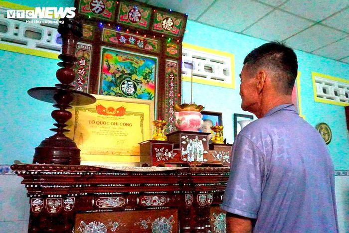 Trước di ảnh của cha mẹ và bằng Tổ Quốc ghi công của anh Hai - những người em mong ngóng được báo tin mừng về liệt sĩ Huỳnh Văn Quên.