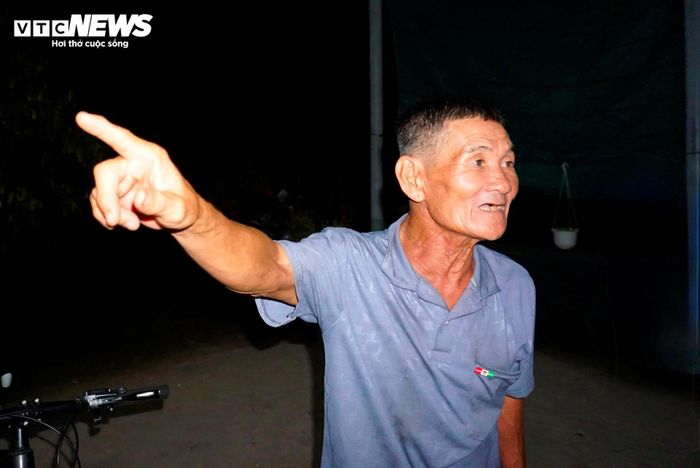 Ông Chín chỉ về khoảng vườn trước nhà, nơi mong được đưa liệt sĩ Huỳnh Văn Quên về chôn cất.