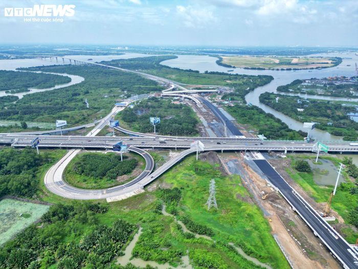 Dự án Vành đai 3 TP.HCM có tổng chiều dài hơn 76 km, tổng mức đầu tư hơn 75.300 tỷ đồng, đi qua TP.HCM, Bình Dương (trước đây), Đồng Nai và Long An (nay là tỉnh Tây Ninh). Dự án được khởi công từ tháng 6/2023, ban đầu đặt mục tiêu hoàn thành vào giữa năm 2026.