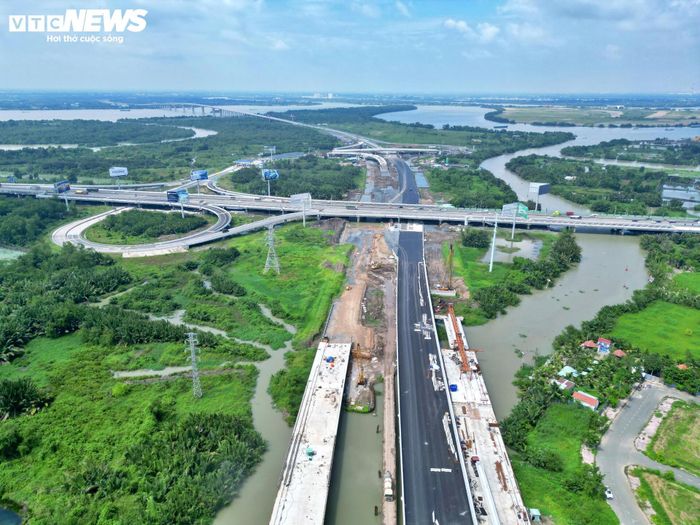 Thành phố đang hoàn thiện thủ tục đầu tư nút giao Tân Vạn, bổ sung cầu Bình Gởi và chuẩn bị đầu tư đoạn Tân Vạn - Bình Chuẩn. Dù chịu tác động từ biến động giá vật liệu và nhiên liệu, TP.HCM vẫn đặt mục tiêu hoàn thành toàn tuyến Vành đai 3 trong năm 2026.