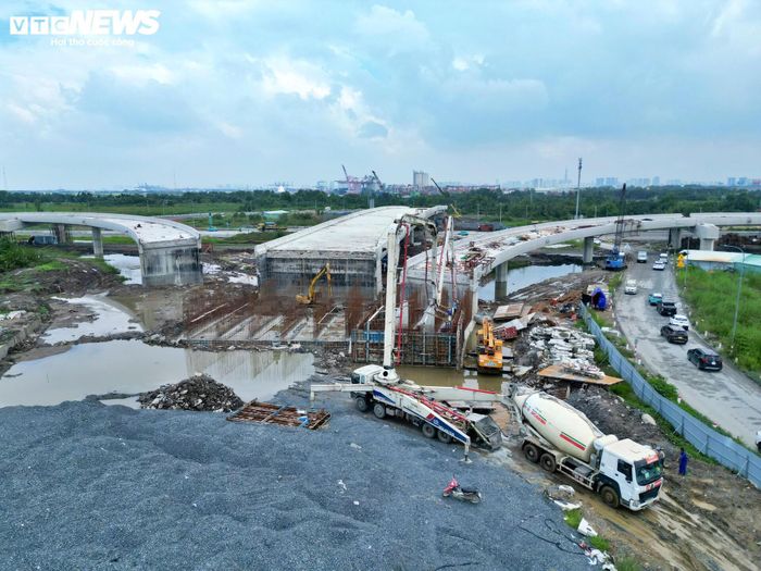 Tại gói thầu XL01, tuyến cầu cạn cơ bản đã được kết nối liên tục. Tuy nhiên, các đường dẫn lên xuống vẫn còn ngổn ngang, nhiều hạng mục chưa hoàn thiện.