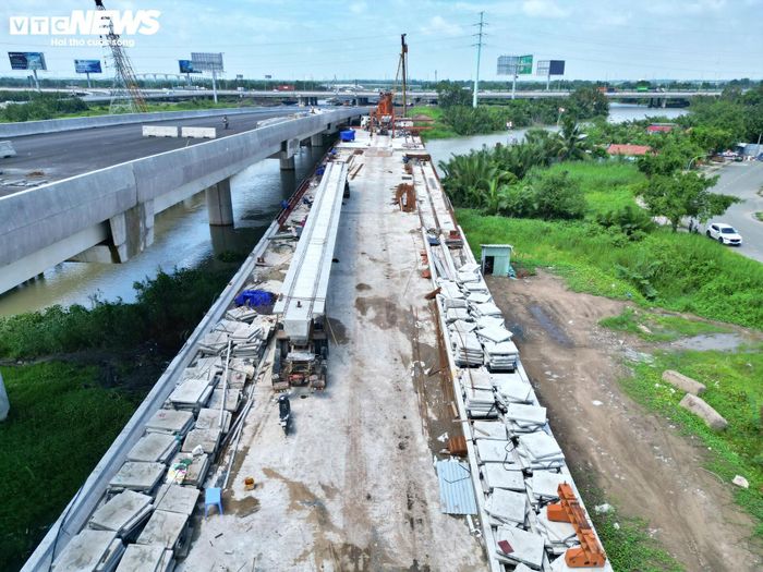 Đến ngày 30/12, mục tiêu hoàn thành toàn bộ khoảng 70,4 km tuyến chính cao tốc cùng khoảng 75 km đường song hành, đường gom.