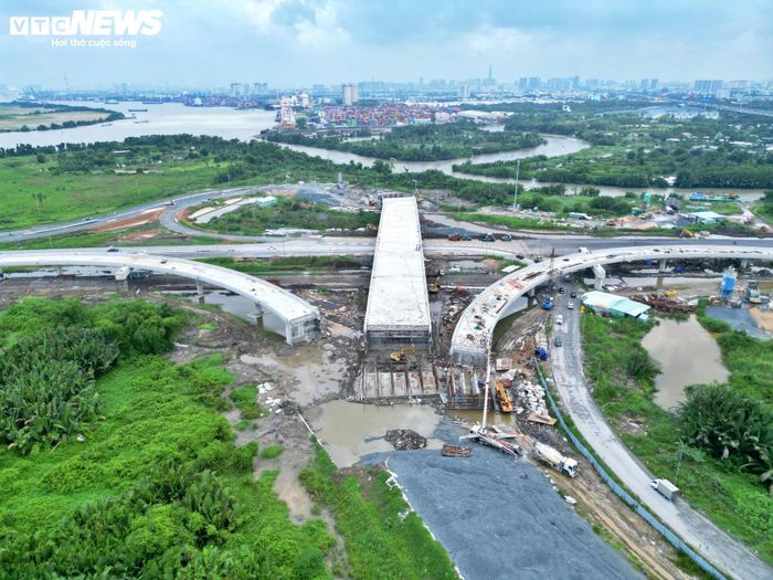Trước đó, vào tháng 10/2025, đầu nhánh A tại nút giao thuộc gói thầu XL01 xảy ra tình trạng dịch chuyển kết cấu. Vị trí này nằm trên đường dẫn cầu cạn kết nối với nút giao cao tốc TP.HCM - Long Thành - Dầu Giây và cầu Nhơn Trạch.