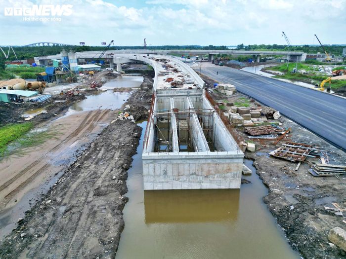 Theo kế hoạch trước đây, hạng mục này phải hoàn thành trước ngày 30/4 để đồng bộ với việc đưa vào khai thác đoạn cầu cạn dài 14,7 km. Tuy nhiên, ghi nhận thực tế cho thấy khu vực này vẫn đang được thi công cầm chừng.