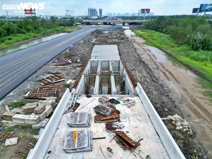 Đáng chú ý, các nhánh đường dẫn cầu cạn vẫn thi công chậm, số lượng công nhân và máy móc trên công trường khá thưa thớt so với khối lượng công việc còn lại.