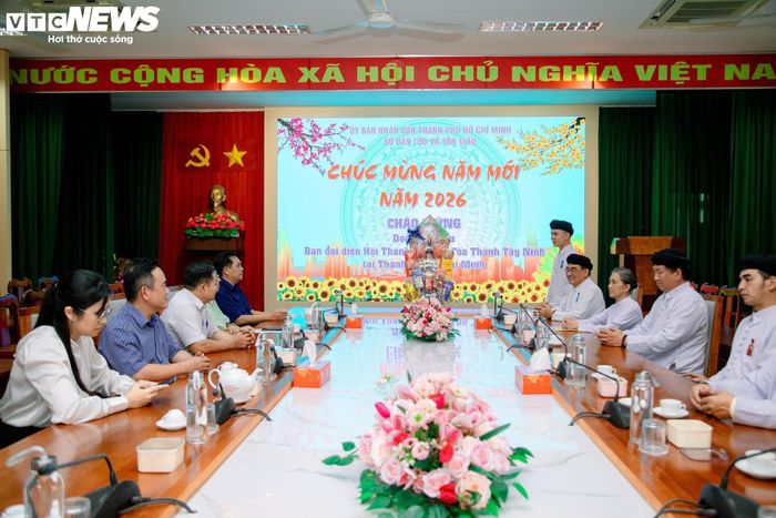 Sở Dân tộc và Tôn giáo TP.HCM và Ban đại diện Hội Thánh Cao Đài - Tòa thánh Tây Ninh tại TP.HCM thăm hỏi, chúc Tết nhau.