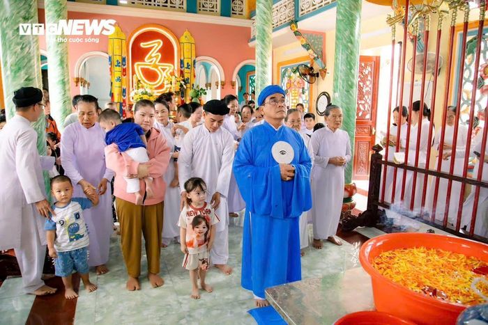 Giáo sư Thượng Sang Thanh chủ trì nghi lễ tại thánh thất.