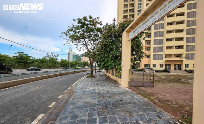 Hiện khu vực xung quanh dự án đã có nhiều thay đổi. Vỉa hè trước các tòa A1 đến A6 được chỉnh trang, lòng đường giáp cao tốc được mở rộng. Dọc các tòa nhà cũng đã lắp đặt hệ thống vách chống ồn kéo dài hàng trăm mét. 