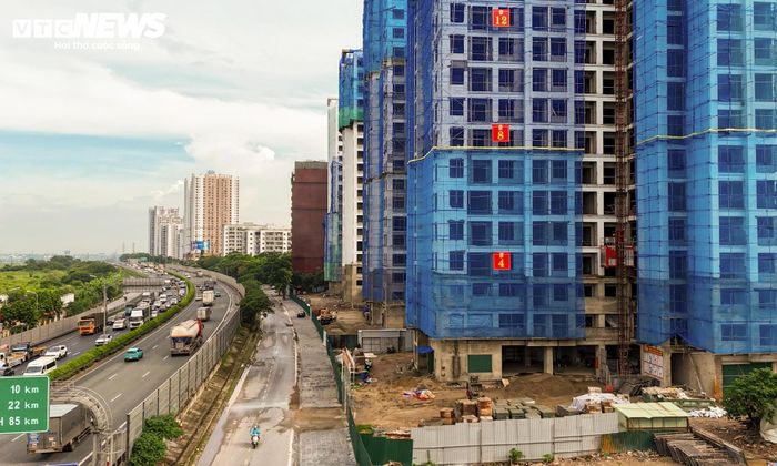 Nằm ngay cửa ngõ phía nam Thủ đô, cạnh cao tốc Pháp Vân - Cầu Giẽ, khu nhà ở học sinh, sinh viên Pháp Vân - Tứ Hiệp hiện được bao quanh bởi nhiều dự án mở rộng đường, khu đô thị mới, trung tâm thương mại và các công trình hạ tầng đang phát triển. 