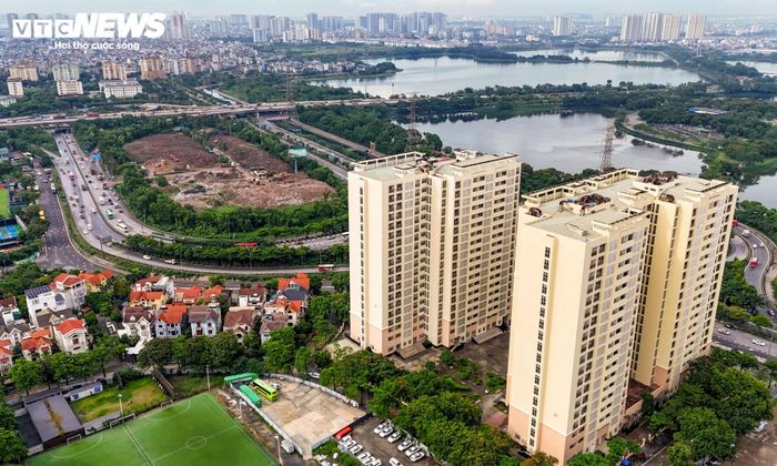Nằm liền kề các tòa đang được cải tạo là tòa A1 đã hoàn thiện từ nhiều năm trước. 