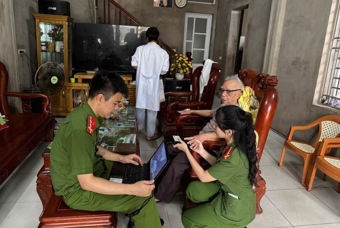 Lực lượng chức năng đến tận nhà lấy mẫu sinh phẩm ADN đối với thân nhân già yếu ở phường Bắc Giang, tỉnh Bắc Ninh.