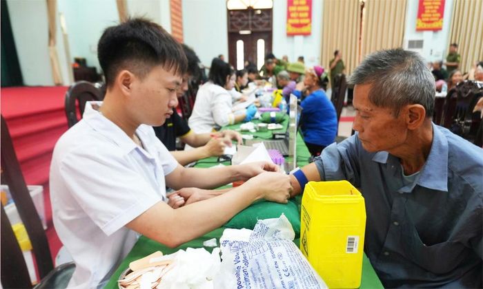 Công tác thu nhận mẫu sinh phẩm ADN được thực hiện khẩn trương.
