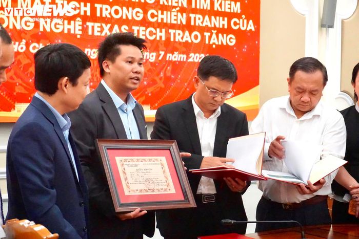 Nhóm chuyên gia Đại học Texas Tech trao hồ sơ, tài liệu và kỷ vật chiến tranh cho lãnh đạo TP.HCM.