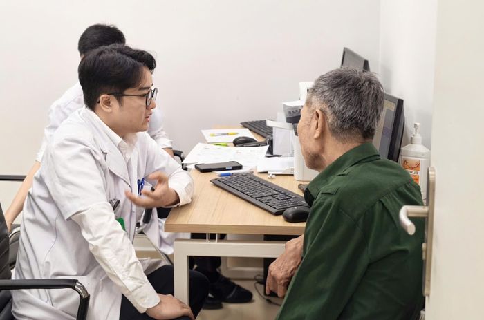 Người dân được tiếp cận dịch vụ y tế chất lượng cao với đội ngũ chuyên gia, bác sĩ đầu ngành của Bệnh viện Hữu nghị Việt Đức.