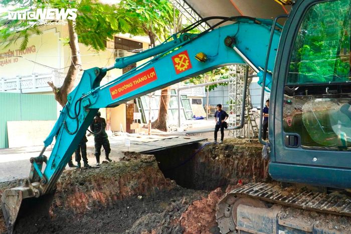 Tại hiện trường, máy móc được huy động để bóc dỡ các lớp đất bên trên, mở rộng xuống độ sâu hơn 2m, tạo điều kiện cho lực lượng chuyên môn thực hiện các công đoạn tiếp theo.