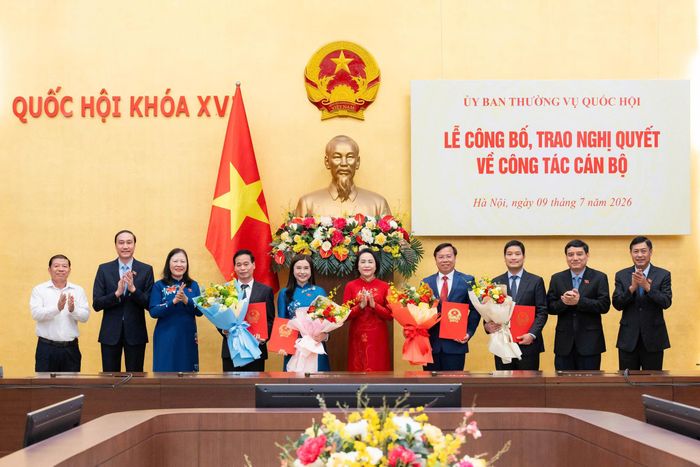 Phó Chủ tịch Quốc hội Nguyễn Thị Thanh và các đại biểu tặng hoa cho các cán bộ vừa được bổ nhiệm.