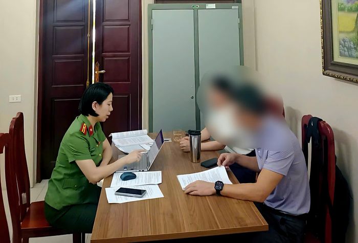 Lực lượng chức năng làm việc với đại diện Công ty cổ phần đào tạo AMES chi nhánh Hà Nội.