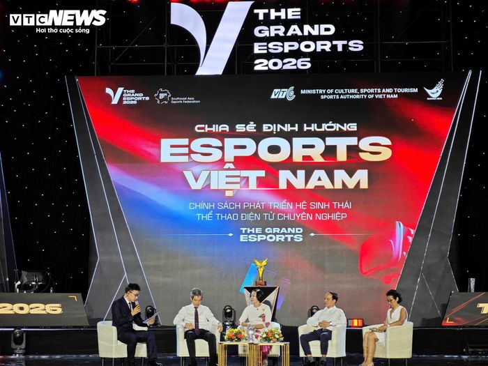 Diễn giả và các nhà quản lý thảo luận về chính sách phát triển hệ sinh thái thể thao điện tử chuyên nghiệp tại diễn đàn “Kiến tạo tương lai Esports Việt Nam”. (Ảnh: Hùng Cường)