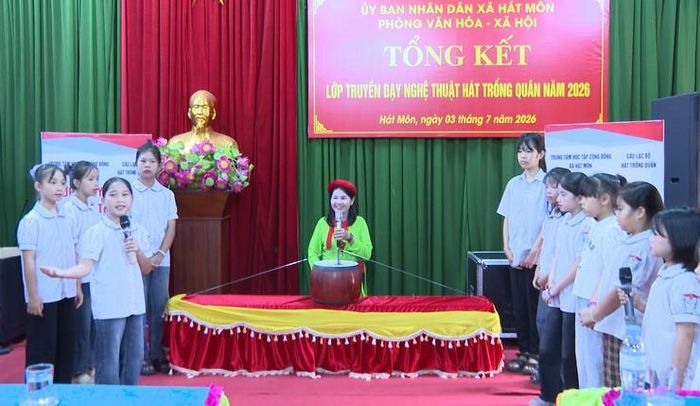 Lớp truyền dạy nghệ thuật hát Trống quân tại xã Hát Môn. Ảnh: Thanh Thủy