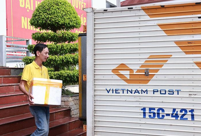 Bưu điện Việt Nam vận chuyển các mẫu sinh phẩm ADN theo hình thức chuyển phát nhanh siêu tốc. Ảnh: Q.B
