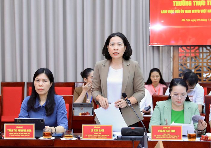 Phó Chủ tịch Ủy ban Mặt trận Tổ quốc Việt Nam thành phố Hà Nội, Chủ tịch Hội Liên hiệp phụ nữ thành phố Hà Nội Lê Kim Anh phát biểu thảo luận. Ảnh Quang Thái