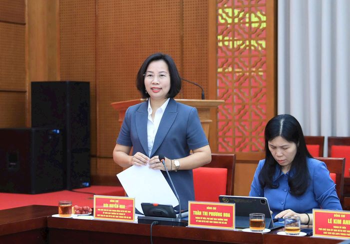 Chủ tịch Ủy ban Mặt trận Tổ quốc Việt Nam thành phố Hà Nội Bùi Huyền Mai phát biểu tiếp thu ý kiến chỉ đạo của đồng chí Bí thư Thành ủy Hà Nội. Ảnh: Quang Thái