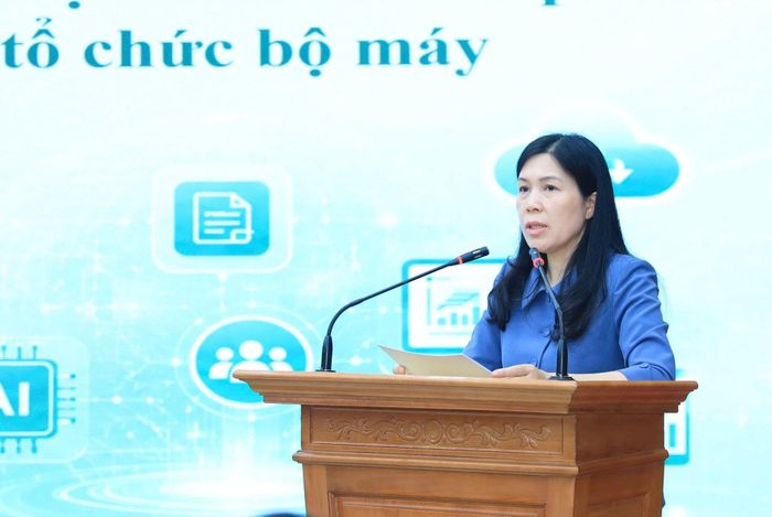 Phó Chủ tịch Thường trực Ủy ban Mặt trận Tổ quốc Việt Nam thành phố Hà Nội Trần Thị Phương Hoa trình bày báo cáo tại buổi làm việc. Ảnh: Quang Thái