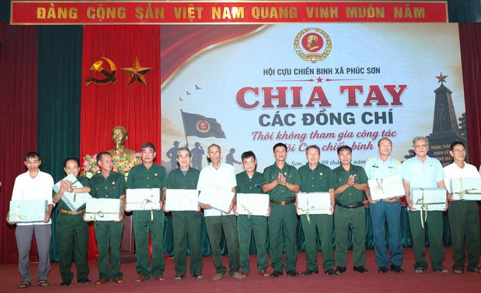Lãnh đạo Hội Cựu chiến binh xã Phúc Sơn tặng quà tri ân các đồng chí thôi không tham gia công tác cựu chiến binh. Ảnh: Kim Nhuệ