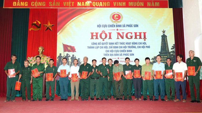 Chủ tịch Hội Cựu chiến binh xã, Phó Chủ tịch Ủy ban MTTQ Việt Nam xã Phúc Sơn Nguyễn Hồng Sơn trao quyết định chỉ định chức danh Chi hội trưởng Chi hội Cựu chiến binh các thôn trên địa bàn xã. Ảnh: Kim Nhuệ