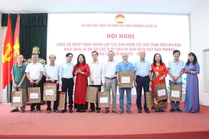 Tặng quà tri ân các Trưởng ban Công tác Mặt trận trên địa bàn phường nghỉ công tác. Ảnh: TT
