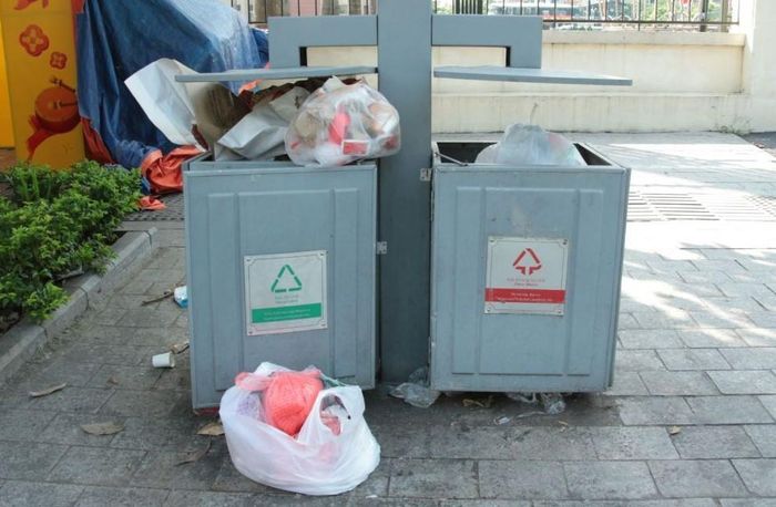 Nhiều thùng rác công cộng thường xuyên trong tình trạng quá tải, rác thải để tràn xuống vỉa hè. Ảnh ST