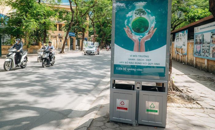 Đặt thêm tùng rác trên các vỉa hè góp phần hạn chế vứt rác ra môi trường. Ảnh ST