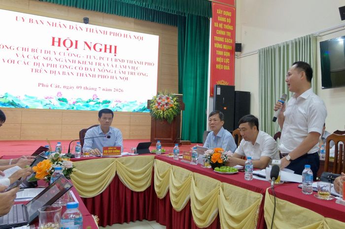 Chủ tịch UBND xã Phú Cát Hoàng Nguyên Ưng báo cáo đoàn công tác. Ảnh: Tùng Nguyễn