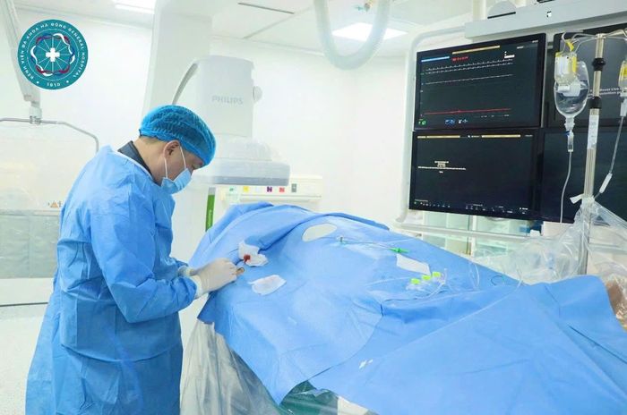 Bác sĩ Bệnh viện Đa khoa Hà Đông thực hiện phẫu thuật cho bệnh nhân. (Ảnh: BVCC)