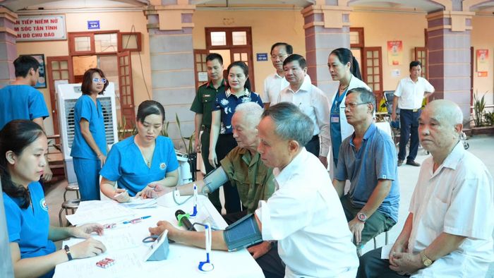 Xã Hoài Đức tổ chức khám bệnh, tư vấn sức khỏe và cấp phát thuốc miễn phí các đối tượng chính sách thuộc khu vực Đức Thượng (cũ), xã Hoài Đức. Ảnh: CH