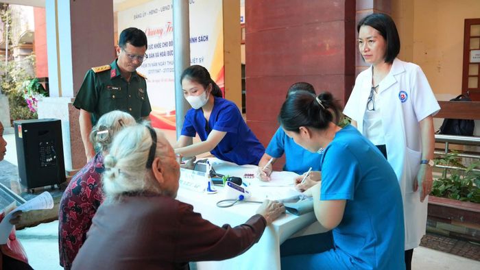 Các đối tượng chính được khám sức khỏe miễn phí. Ảnh: CH