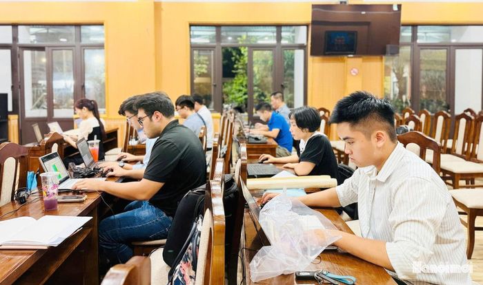 Cán bộ phòng Kinh tế xã Đại Thanh làm sạch dữ liệu đất đai. Ảnh: MD