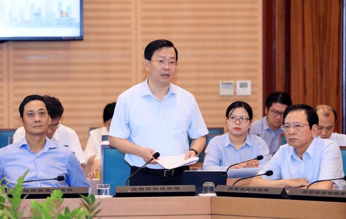 Đại diện lãnh đạo các sở, ngành của thành phố phát biểu. Ảnh: Viết Thành