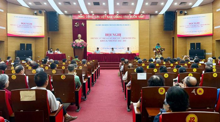 Quang cảnh buổi tiếp xúc cử tri tại phường Ô Chợ Dừa. Ảnh: Võ Giang