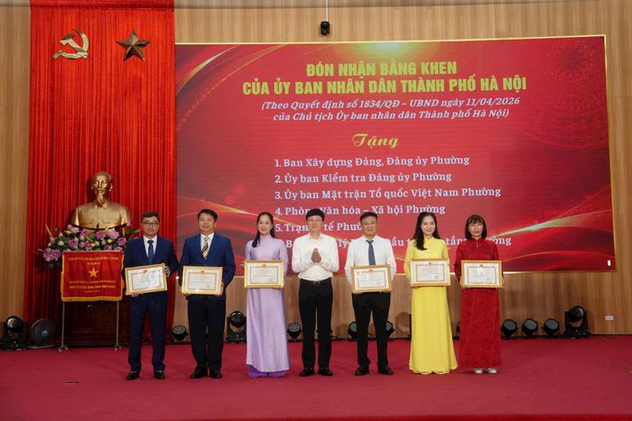 Các tập thể nhận Bằng khen của UBND thành phố Hà Nội. Ảnh: Phạm Hùng