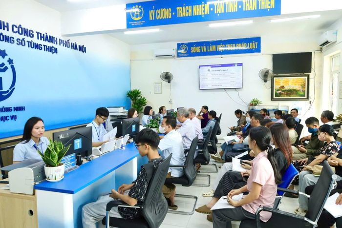 Lượng người dân đến giao dịch tại Điểm hỗ trợ dịch vụ công số phường Tùng Thiện phản ánh nhu cầu tiếp cận các dịch vụ hành chính ngày càng tăng. Ảnh: TH