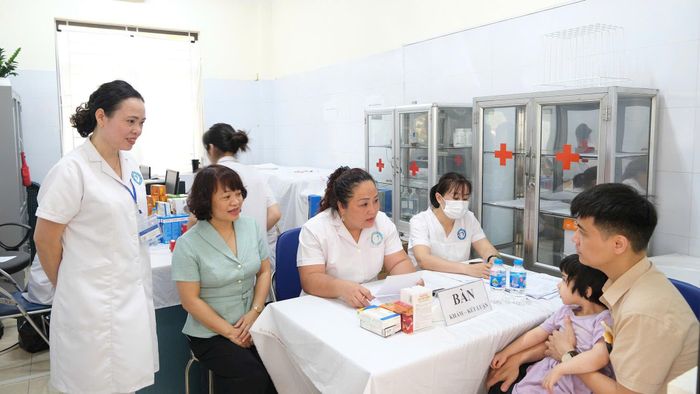 Phường Yên Sở tổ chức khám sức khỏe cho nhân dân. Ảnh: Minh Đức