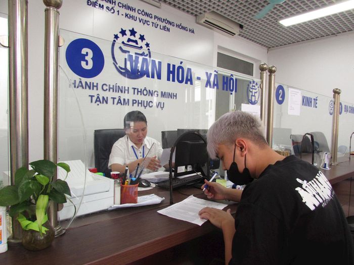 Người dân làm thủ tục hành chính tại Điểm phục vụ hành chính công phường Hồng Hà. Ảnh: H.L