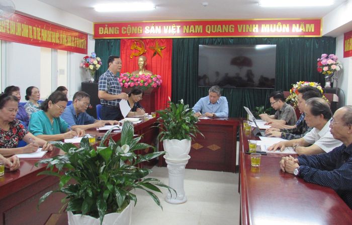 Lãnh đạo phường Hồng Hà họp với cán bộ cơ sở giải quyết úng ngập trước mùa mưa bão. Ảnh: H.L