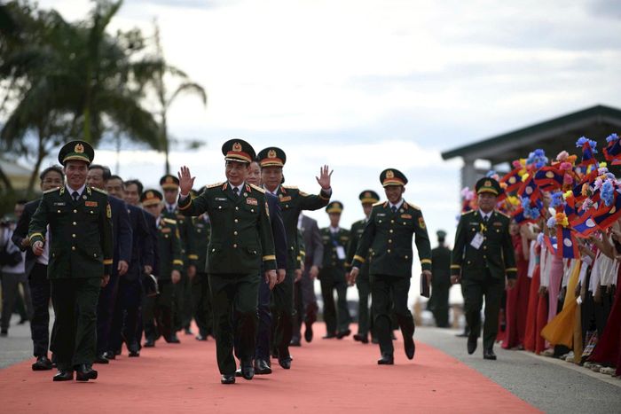 Đại tướng Phan Văn Giang và Đoàn đại biểu cấp cao Bộ Quốc phòng Việt Nam vẫy chào người dân. Ảnh: Ninh Cơ