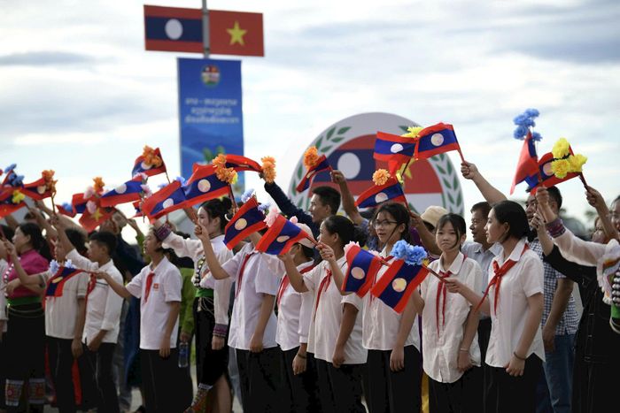 Đông đảo nhân dân có mặt từ sớm để chào đón các đại biểu tham dự chương trình giao lưu. Ảnh: Ninh Cơ
